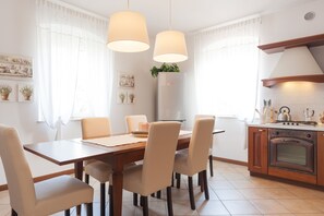 Apartament, 2 dormitoris | Cuina privada | Frigorífic gran, microones, placa de cuina i rentaplats 