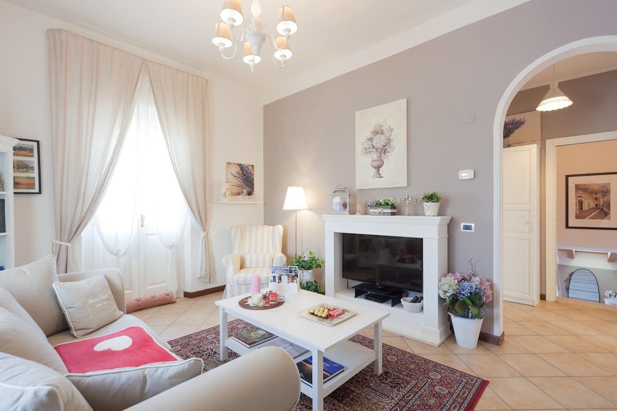 Appartement, 2 chambres | Salle de séjour | Télévision à écran plat de 42 pouces avec chaßnes par satellite