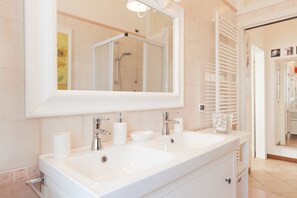 Appartement, 2 chambres | Salle de bain | Douche, articles de toilette (gratuits), séchoir à cheveux, bidet