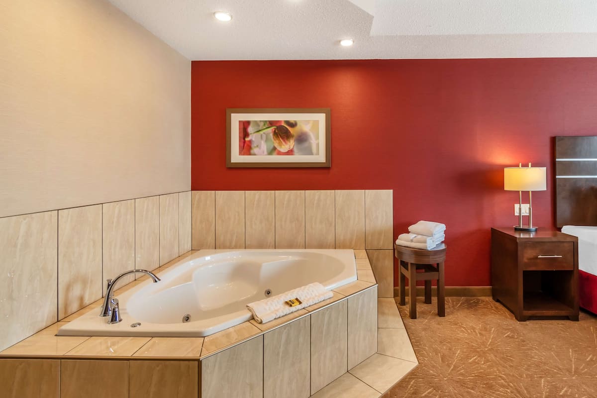 Chambre Standard, 1 trĂšs grand lit, non-fumeur, baignoire Ă jets | Lit avec matelas Ă plateau-coussin, bureau, rideaux dâobscurcissement