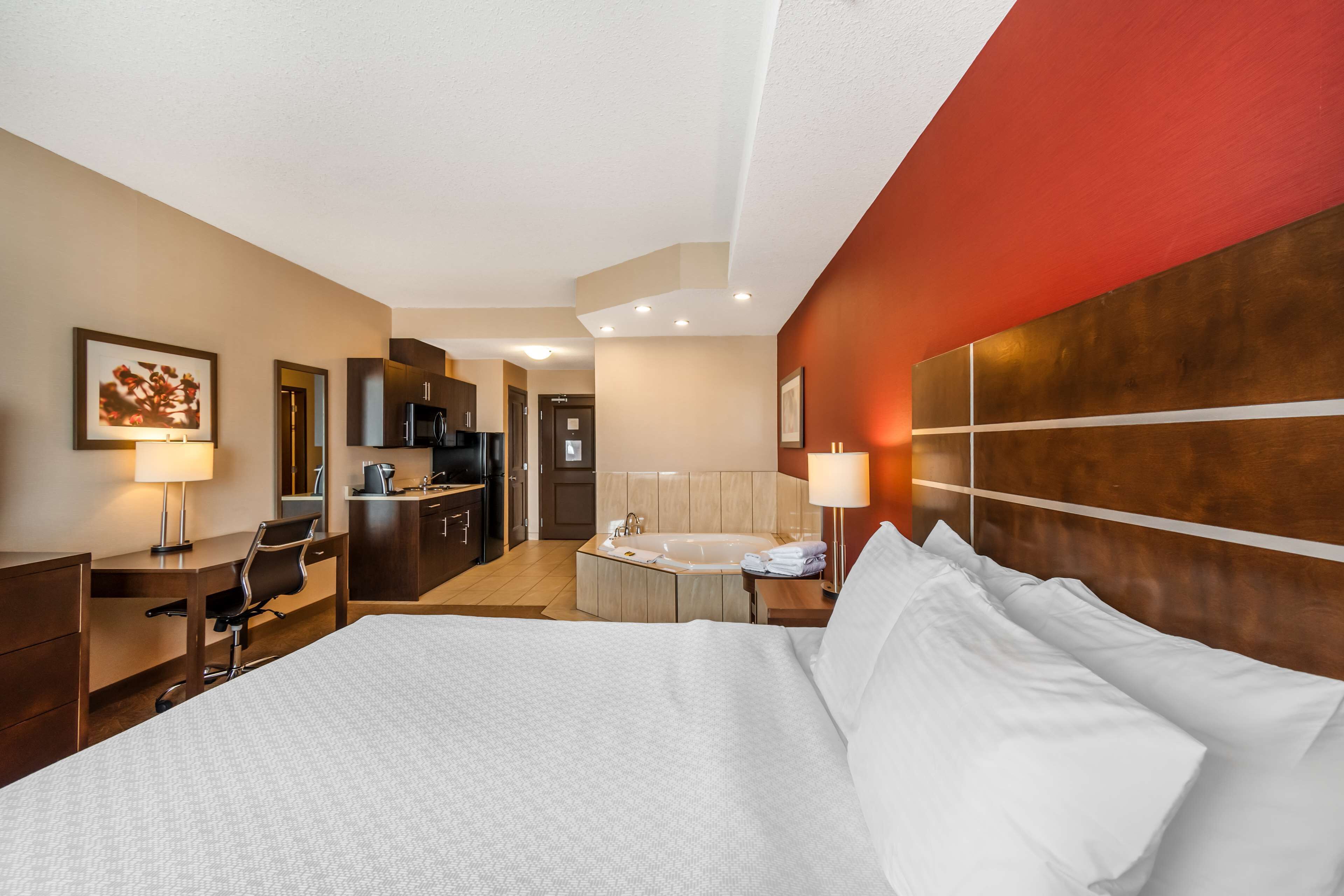 Colchones con pillow-top, escritorio y cortinas blackout 