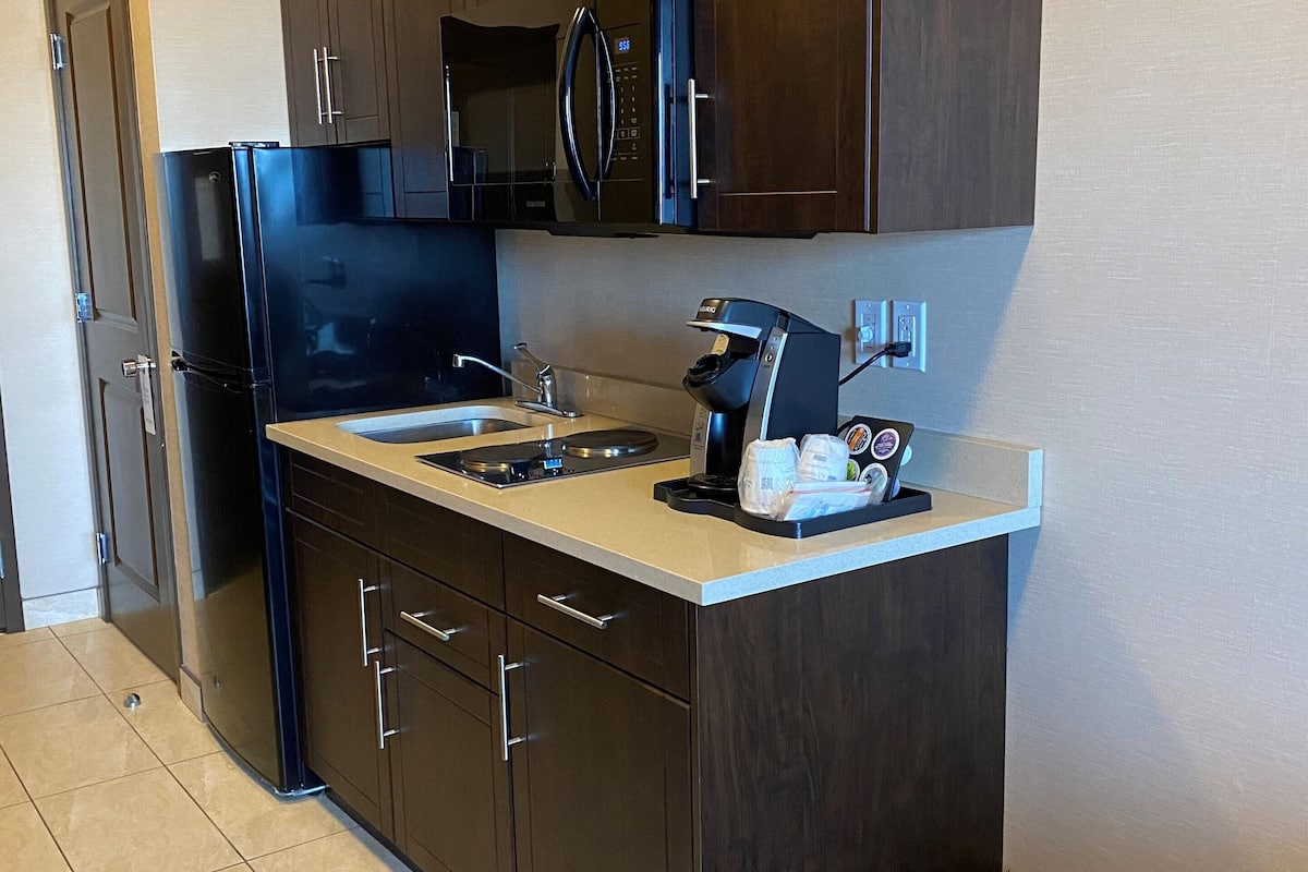 mini-fridge, microwave, stovetop, coffee/tea maker