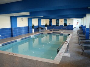 Indoor pool, open 7:00 AM to 10:00 PM, pool loungers - Best Western Plus Kindersley Hotel (Kindersley)