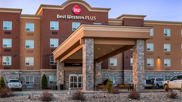 A Best Western PLUS hotel with a stone facade, multiple windows, and a covered entrance. - Best Western Plus Kindersley Hotel (Kindersley)