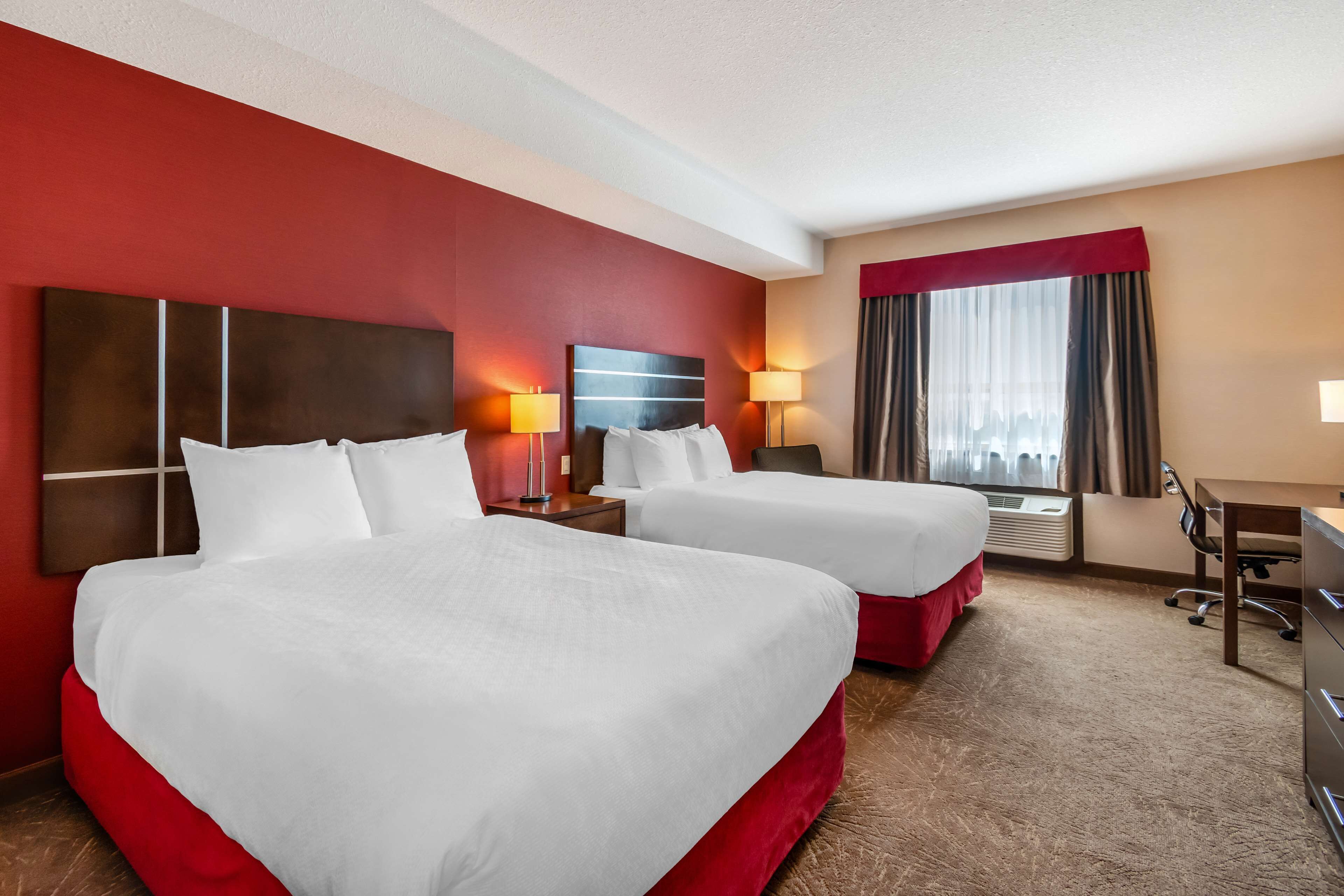 1 bedroom, pillow-top beds, desk, blackout curtains