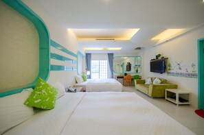 Desk, blackout drapes, free WiFi, bed sheets - Love Jane B&B (Hengchun)