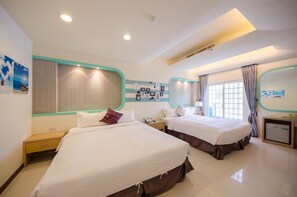 四人房 | 办公桌、遮光窗帘、免费 WiFi、床单