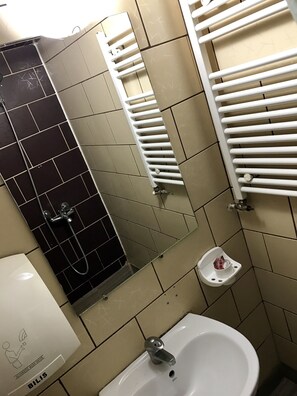 Double Room | Sinki Bilik Mandi