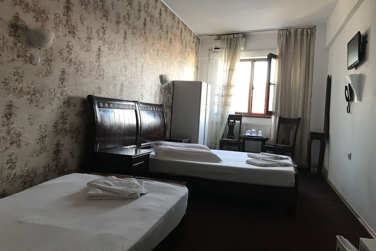 Chambre Triple | Coffres-forts dans les chambres, chambres insonorisées, Wi-Fi gratuit