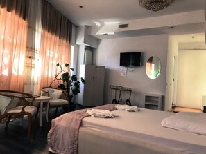 Deluxe Double Room, 1 Double Bed | In-room safe, soundproofing, free WiFi - Hotel Funnytime (Bucharest)