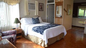 Comfort Studio Suite, 1 Queen Bed | Minibar, desk, bed sheets