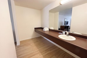 Bathroom - Executive Inn & Suites Provo Near University (Provo)