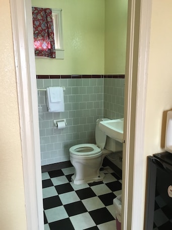 Combined shower/bathtub. Shaws Komfort Motel