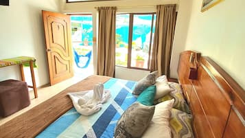 Superior Double Room, 1 Katil Raja (King), Garden View | Peralatan tempat tidur premium, peti besi dalam bilik, meja