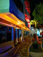 Fachada de la propiedad por la tarde o noche