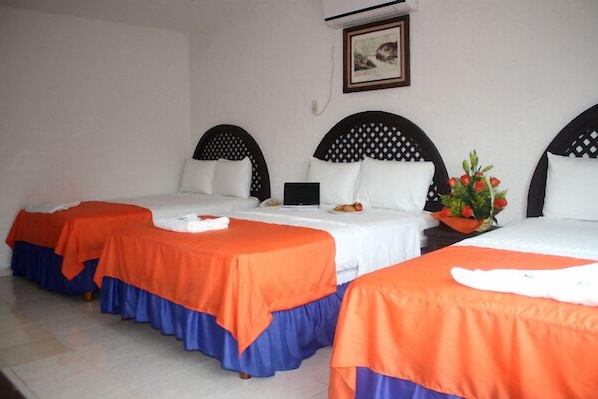 Habitación triple | Ropa de cama de alta calidad, escritorio, sistema de insonorización
