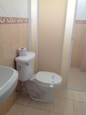 Ducha, artículos de higiene personal gratuitos y toallas