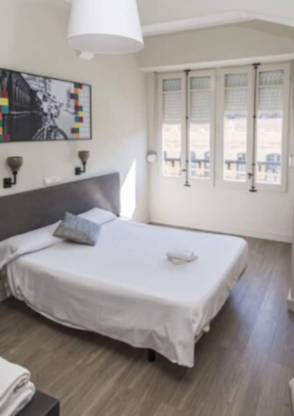 Quarto casal, banheiro compartilhado | Cortinas blackout, Wi-Fi de cortesia