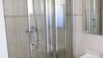 Een haardroger, handdoeken