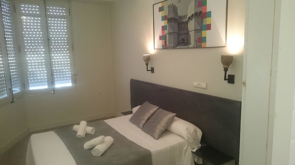 Quarto casal, banheiro privativo | Cortinas blackout, Wi-Fi de cortesia