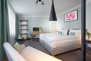 Superior Double Room | Hypo-allergenic bedding, in-room safe, desk, blackout drapes - Hotel Rotkreuzplatz (Munich)