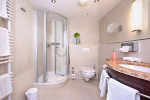 Superior Double Room | Bathroom | Shower, hair dryer, towels