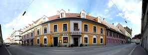 Un immeuble d’angle abritant un restaurant appelé « Hendrick » et un hôtel.