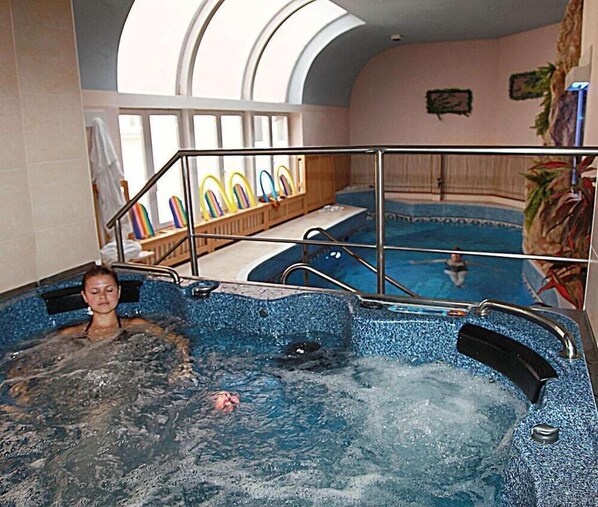 สระว่ายน้ำกลางแจ้ง