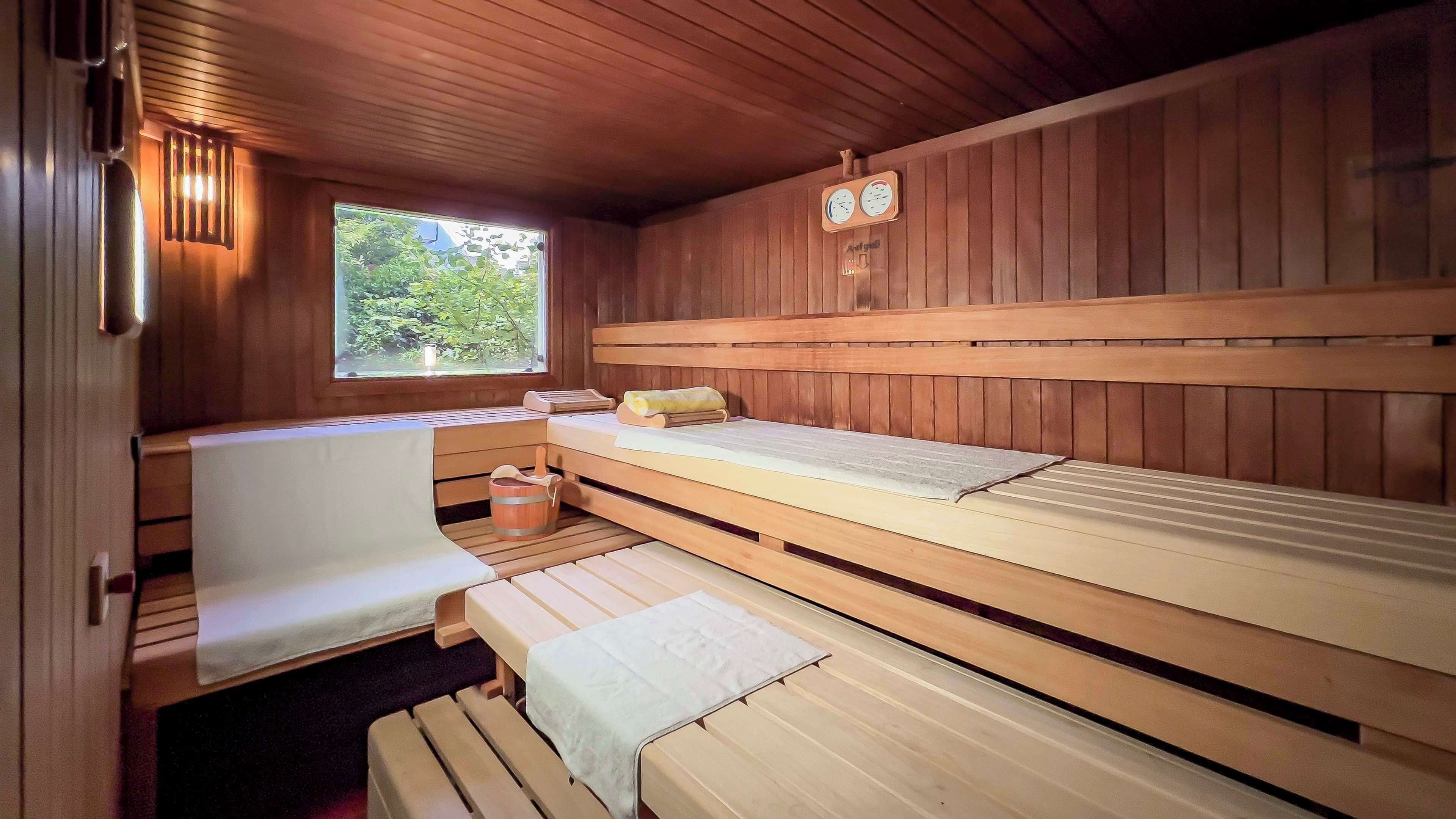 Eine Sauna mit Holzbänken und einem Fenster.