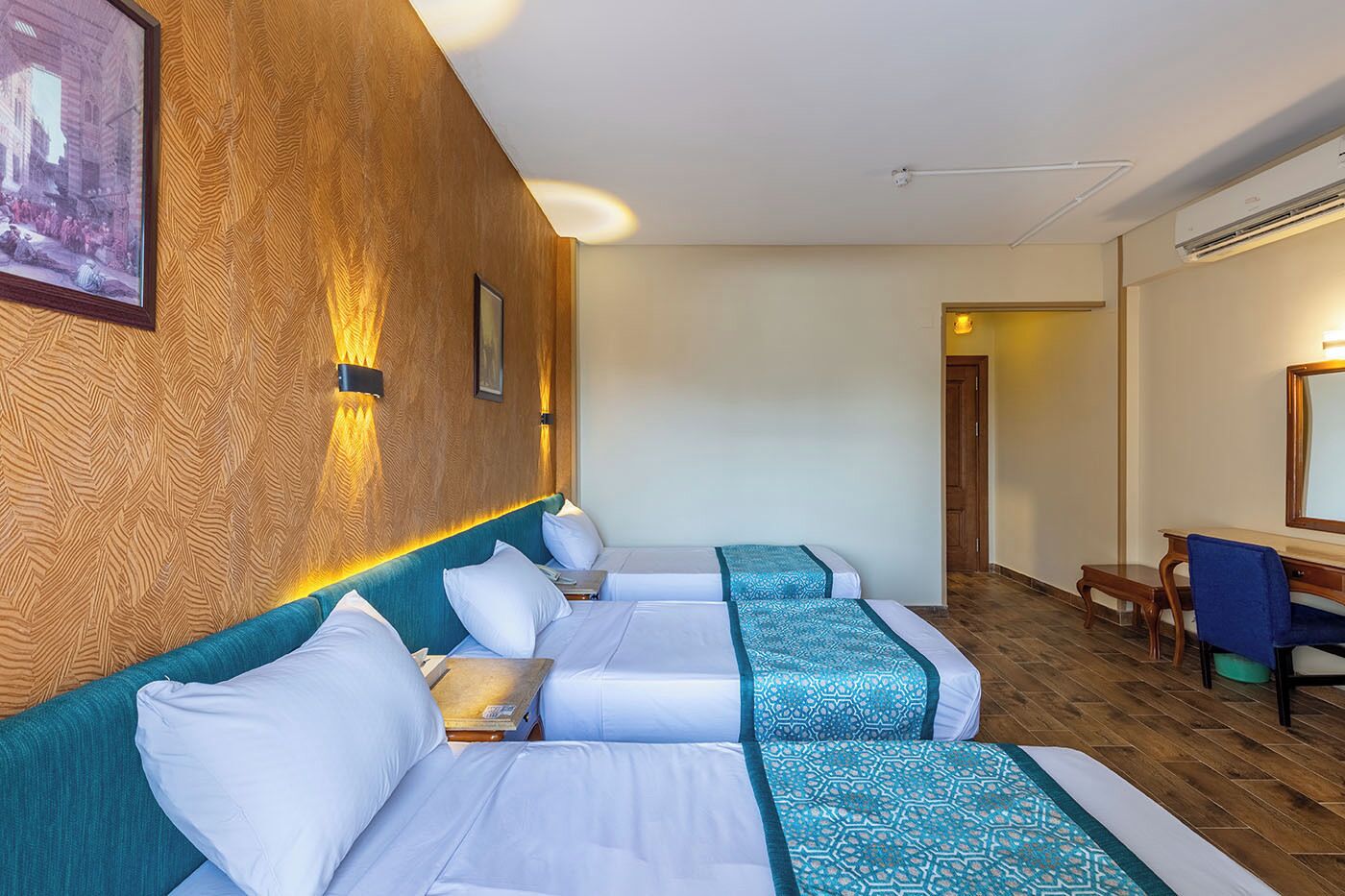 Triple Room | 1 bilik tidur, bar mini, kalis bunyi, cadar katil 