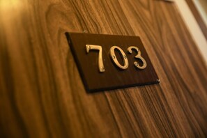Una superficie de madera con un letrero negro que muestra el número 703.