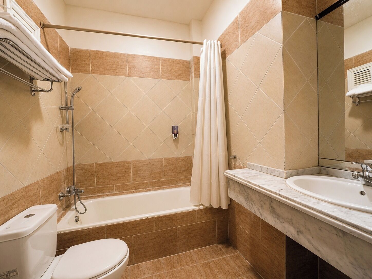 Habitación familiar | Baño | Ducha y bañera combinadas, cabezal de ducha tipo lluvia y toallas