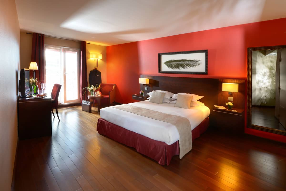 In-room safe, desk, soundproofing, iron/ironing board