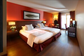 In-room safe, desk, soundproofing, iron/ironing board - Hôtel de Berny (Antony)