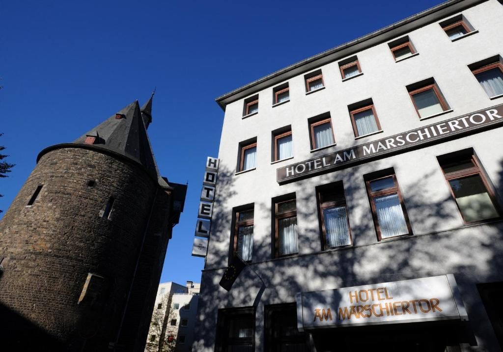 Un hotel con una torre destacada y un letrero que dice "HOTEL AM MARSCHIERTOR".