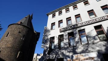 Un hotel con una torre destacada y un letrero que dice "HOTEL AM MARSCHIERTOR".