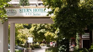 A hotel entrance with a sign reading "STERN HOTEL" and "Soller". - Sternsoller (Ismaning)