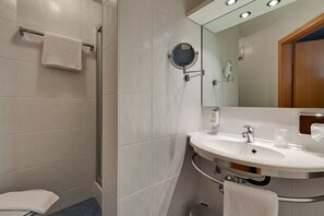 Single Room | Bathroom | Shower, towels - Hotel am Feuersee (Stuttgart)