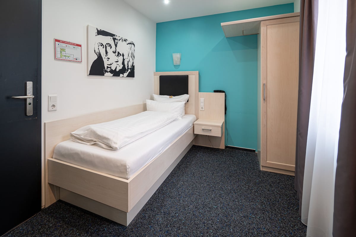 Comfort Single Room | Hypo-allergenic bedding, desk, laptop workspace, blackout curtains
