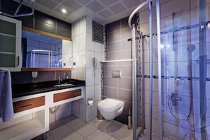 A modern bathroom with a shower, toilet, and sink. - Venessa Beach (Alanya)