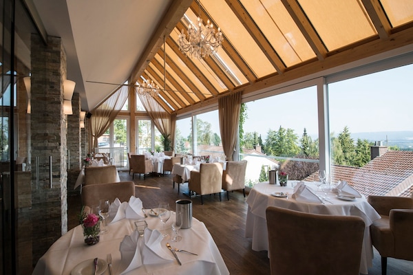 2 restaurants; lunch and dinner served