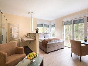 Standard-Doppelzimmer | Zimmersafe, Schreibtisch, Bügeleisen/Bügelbrett, kostenloses WLAN