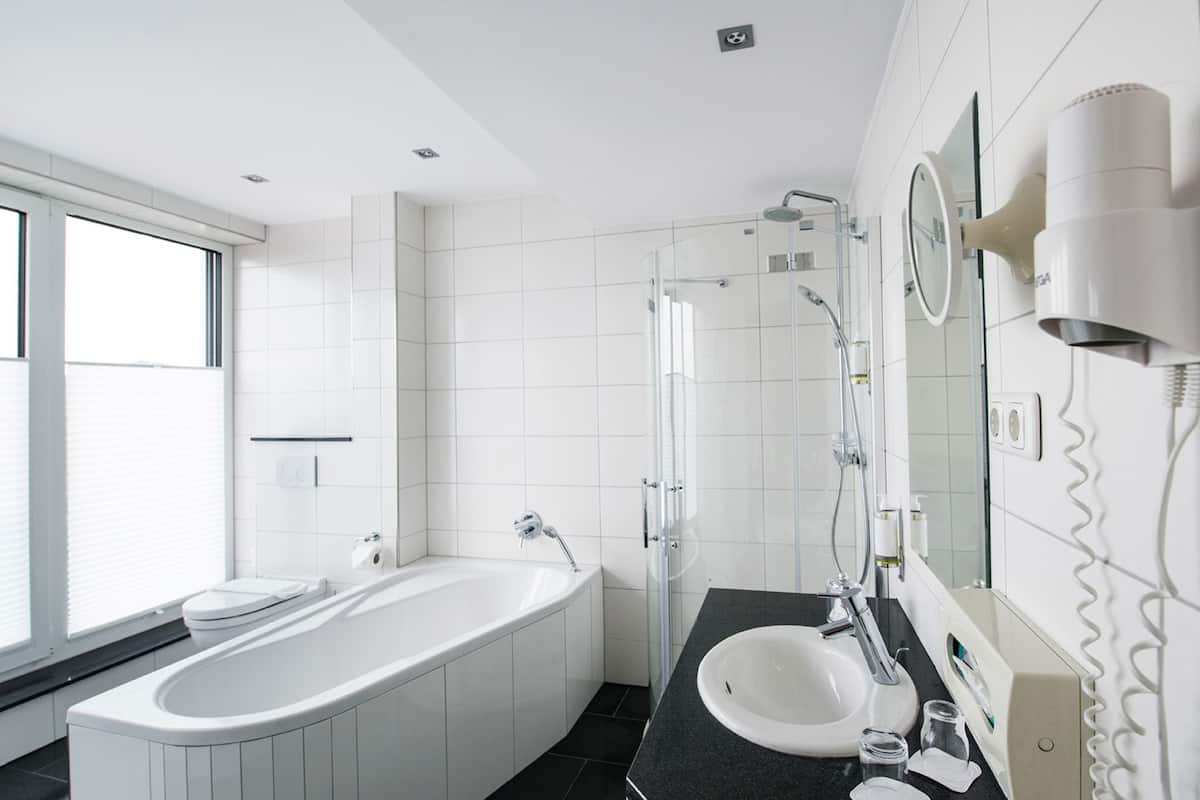 standard double room | bathroom | shower, free toiletries, hair dryer, towels