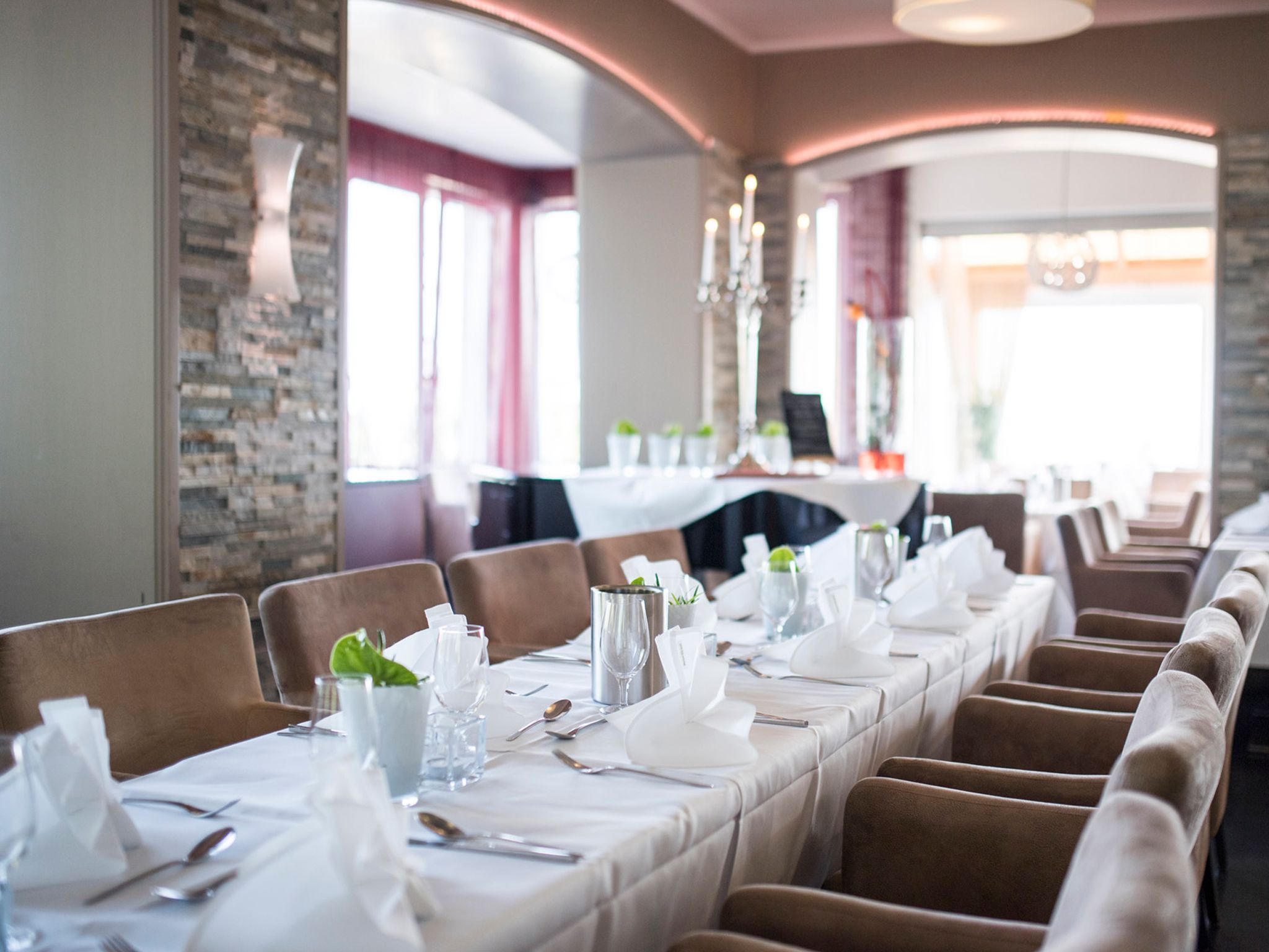 2 restaurants, lunch, dinner served; international cuisine