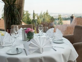 2 restaurants; lunch and dinner served