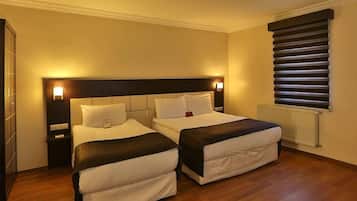 Triple Room | Premium bedding, in-room safe, desk, iron/ironing board