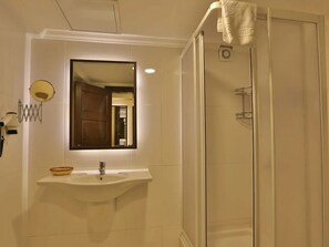 Shower, free toiletries, hair dryer, slippers - Garni Hotel (Gaziantep)