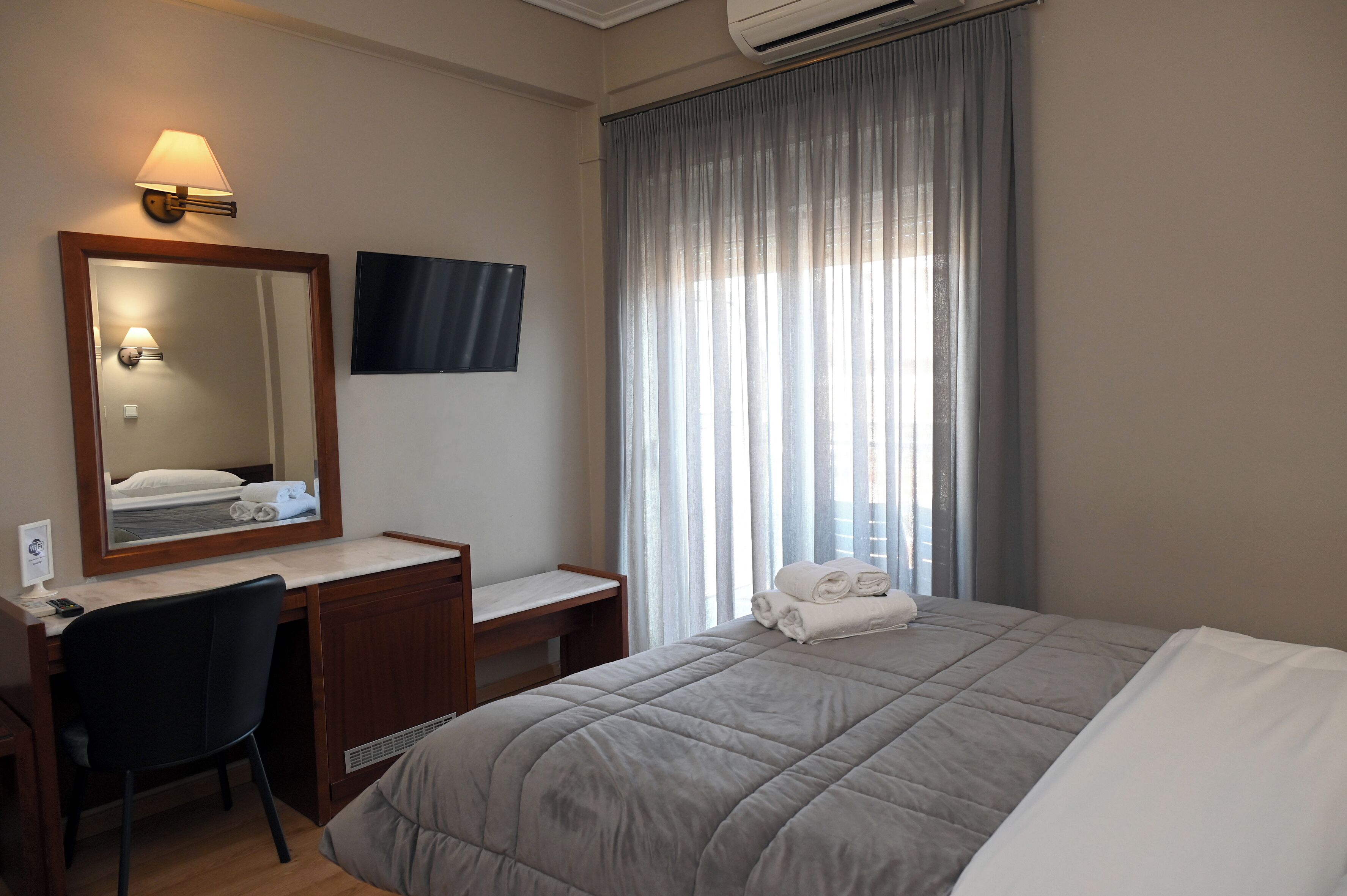 double room | desk, soundproofing, free cots/infant beds, free wifi