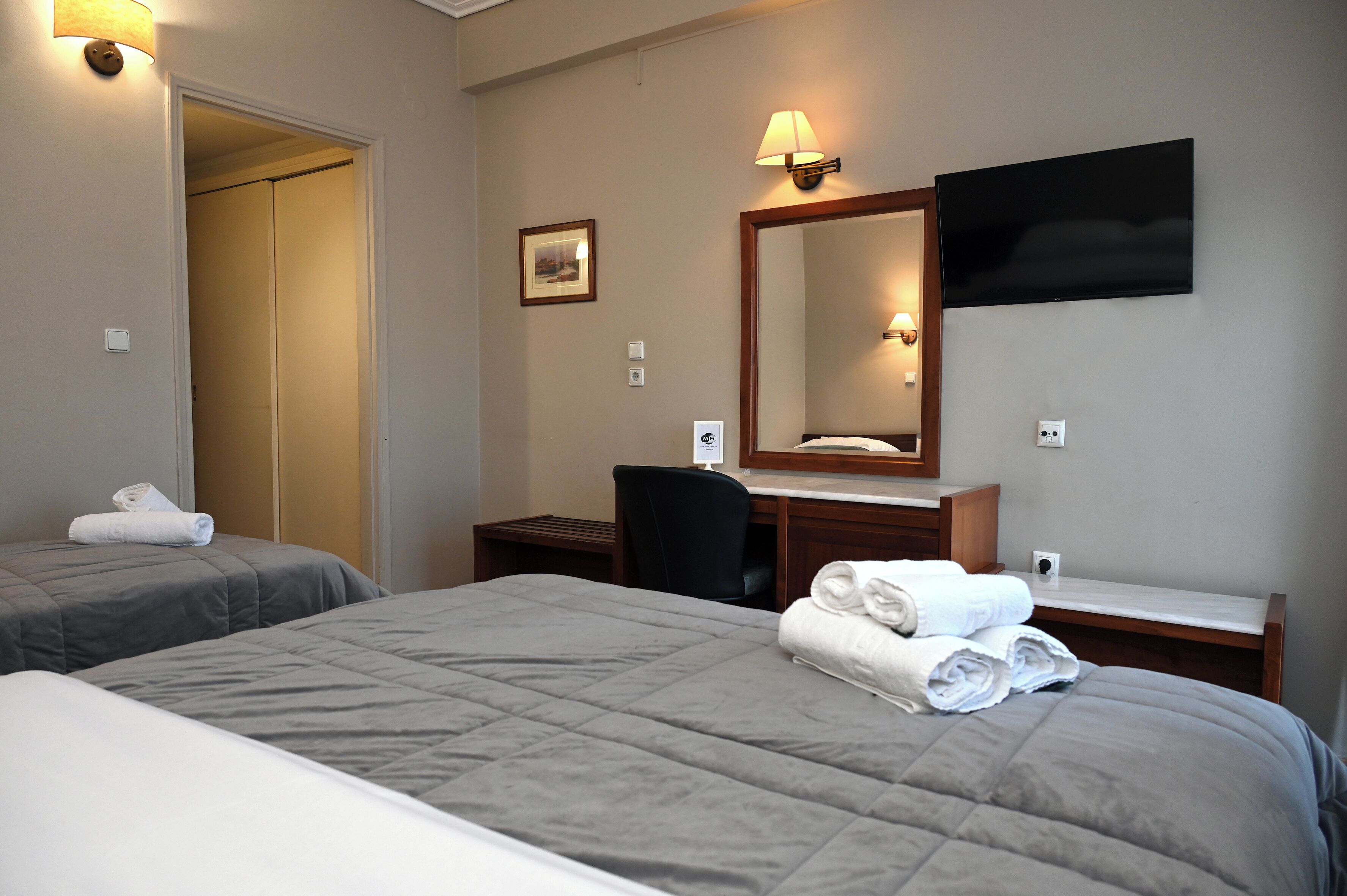 triple room | desk, soundproofing, free cots/infant beds, free wifi