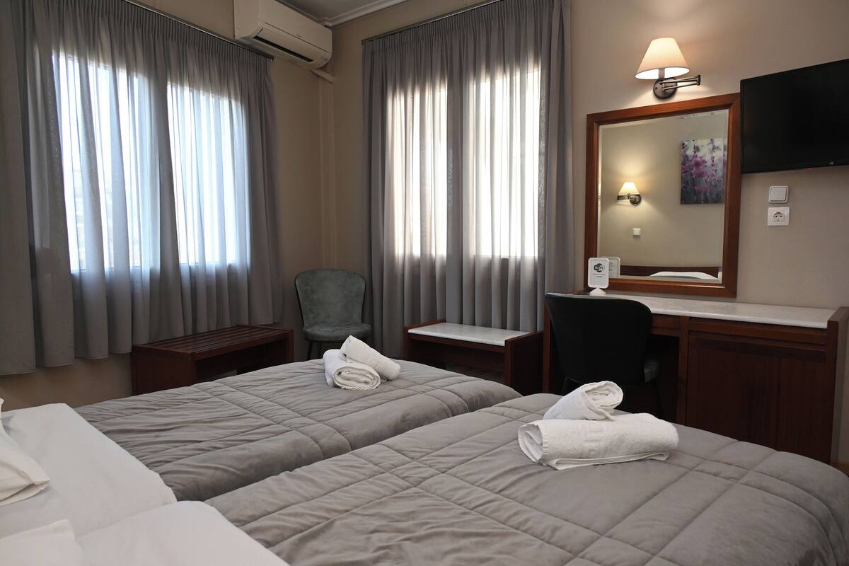 double room | desk, soundproofing, free cots/infant beds, free wifi